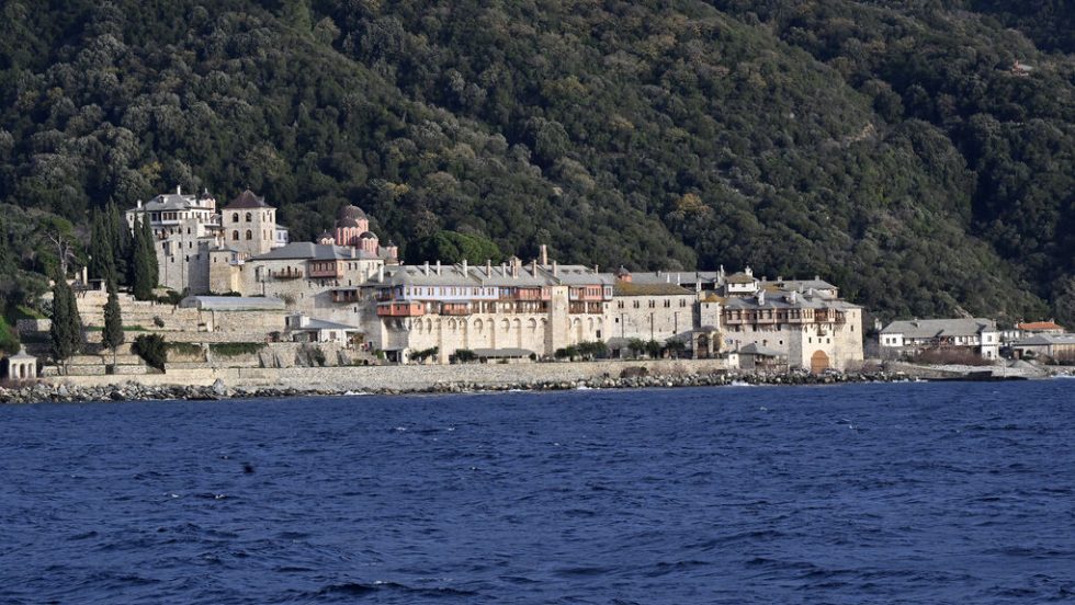 Η Μονή Ξενοφώντος δεν εγκαταλείπει τις φιλοδοξίες της για ιερές μπίζνες στη Σιθωνία